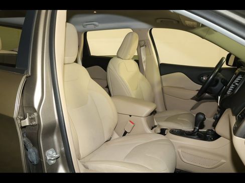 Used 2020 Jeep Cherokee Latitude w/ Cold Weather Group image 28