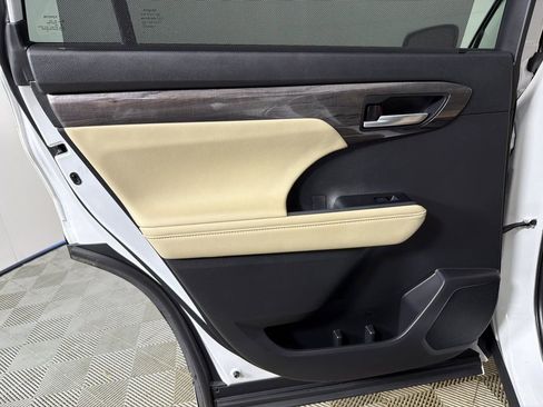 Used 2024 Toyota Highlander Limited image 23