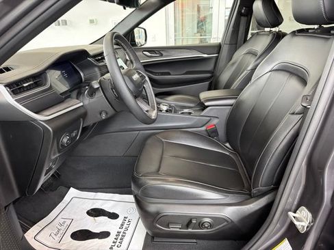 Used 2024 Jeep Grand Cherokee Limited w/ Luxury Tech Group II AWD/4WD image 19