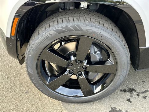 New 2026 Land Rover Defender 110 X-Dynamic SE image 8