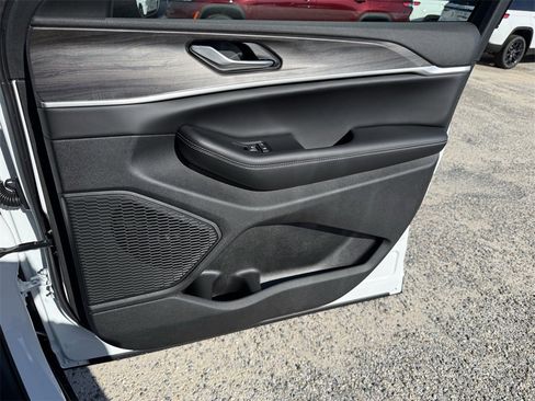 New 2025 Jeep Grand Cherokee Limited image 40