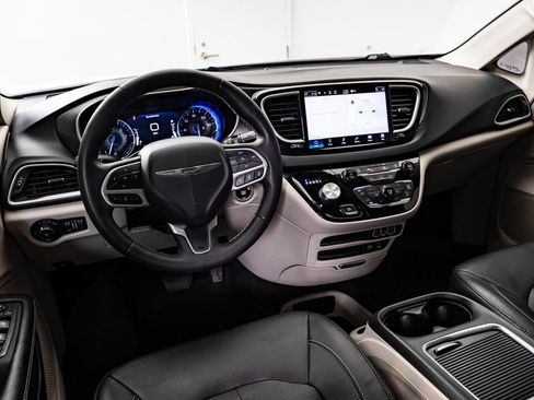 Used 2022 Chrysler Pacifica Touring-L FWD image 4