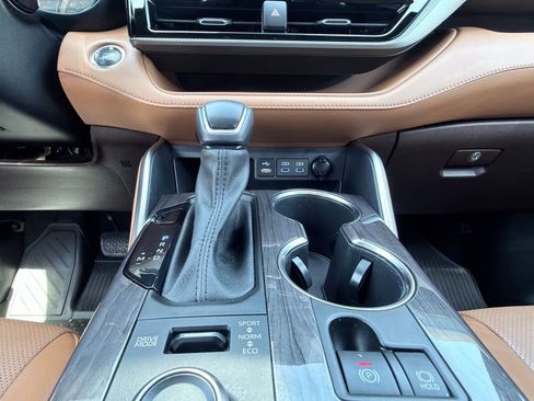 Used 2022 Toyota Highlander Platinum image 4