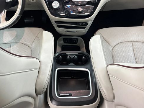 Used 2018 Chrysler Pacifica Limited FWD image 22