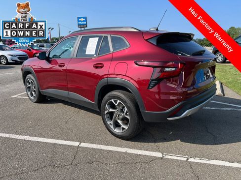 Used 2025 Chevrolet Trax LT FWD image 3