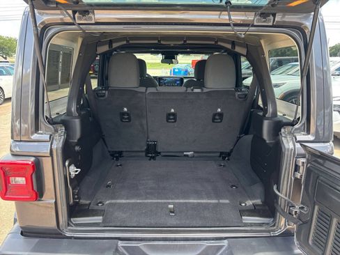 Used 2025 Jeep Wrangler Unlimited Sahara AWD/4WD image 31