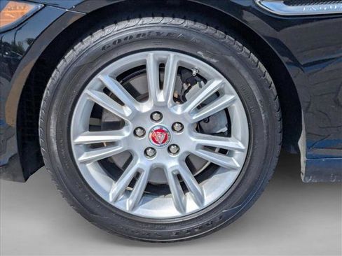 Used 2018 Jaguar XE Premium RWD image 26