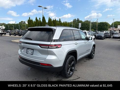 Used 2023 Jeep Grand Cherokee Altitude AWD/4WD image 3