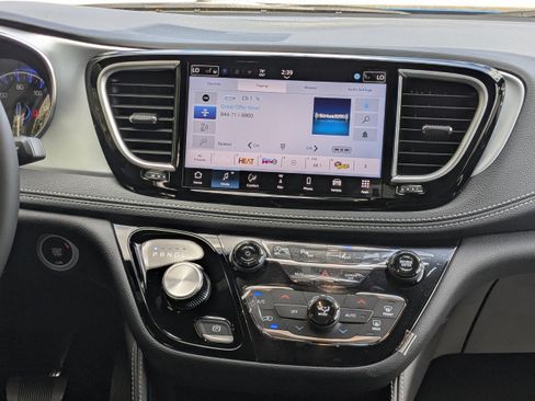 New 2026 Chrysler Pacifica Limited image 18