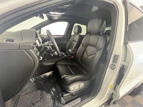 Certified 2026 Porsche Macan AWD/4WD image 5