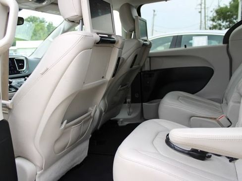 Used 2018 Chrysler Pacifica Touring-L Plus FWD image 27