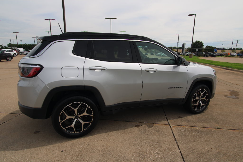 Used 2025 Jeep Compass Limited AWD/4WD image 5