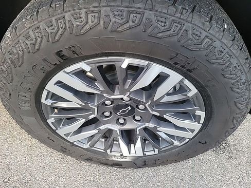 Certified 2025 Chevrolet Suburban Z71 image 7