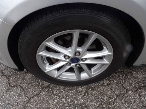 Used 2016 Ford Focus SE FWD image 2