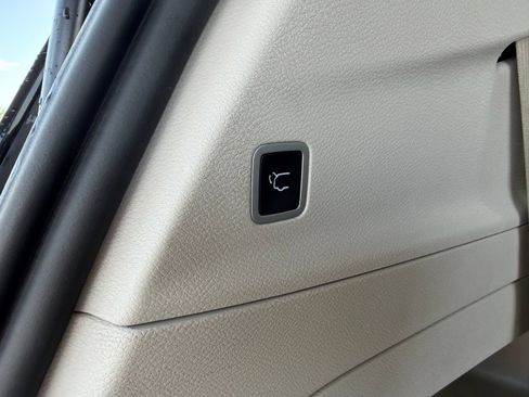 Used 2022 Chrysler Pacifica Touring-L FWD image 12