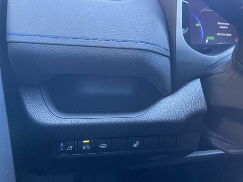 Used 2024 Toyota RAV4 SE image 17