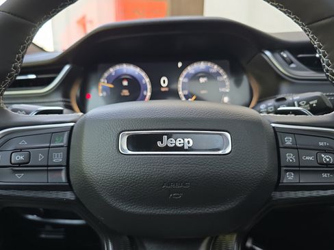 Used 2025 Jeep Grand Cherokee Altitude AWD/4WD image 23