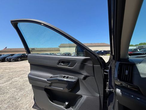Used 2025 Nissan Pathfinder SV AWD/4WD image 18