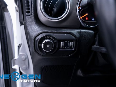 Used 2020 Jeep Wrangler Unlimited Sahara image 19