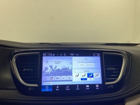 Used 2022 Chrysler Pacifica Touring-L image 10