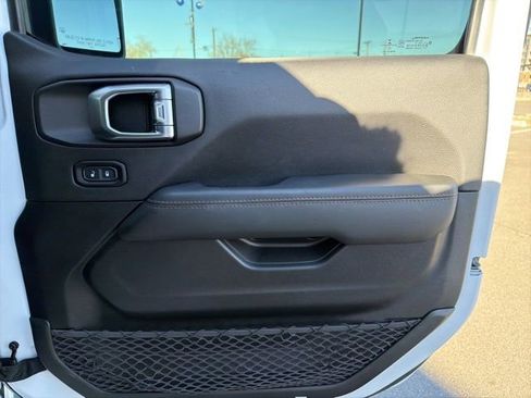 Used 2021 Jeep Wrangler Unlimited Sahara image 10
