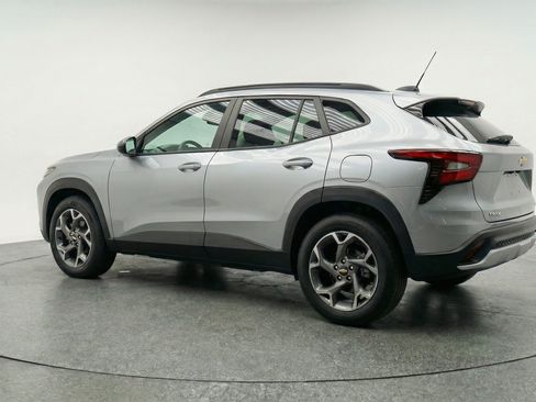 Used 2025 Chevrolet Trax LT w/ LT Convenience Package FWD image 6