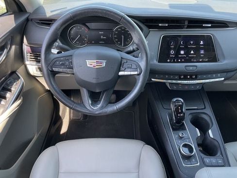 Used 2023 Cadillac XT4 Luxury w/ Cold Weather Package FWD image 11