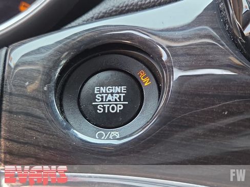 Used 2019 Jeep Grand Cherokee Overland AWD/4WD image 6