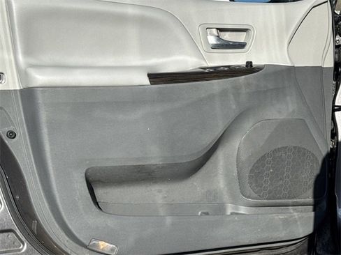 Used 2015 Toyota Sienna L image 10