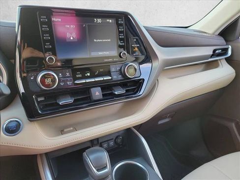 Used 2020 Toyota Highlander XLE FWD image 21