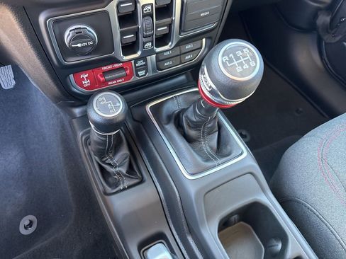 Used 2025 Jeep Wrangler Unlimited Rubicon w/ Convenience Group AWD/4WD image 27