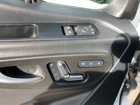 Used 2022 Mercedes-Benz Sprinter 2500 image 12