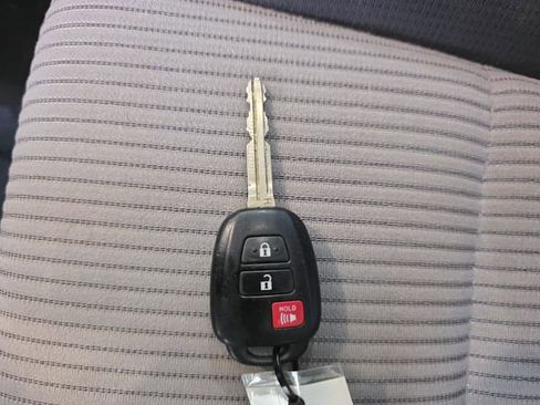 Used 2015 Toyota RAV4 XLE AWD/4WD image 34