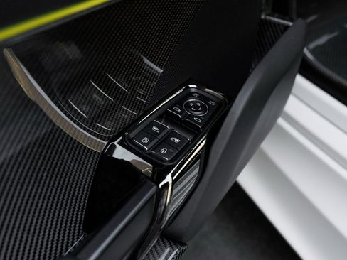 Used 2015 Porsche 918 Spyder image 17