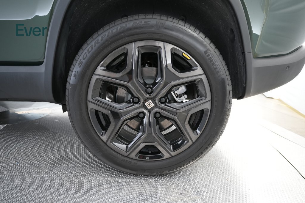 Used 2025 Rivian R1S Adventure Dual AWD/4WD image 9
