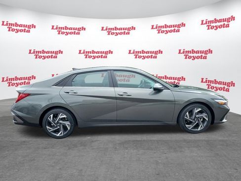 Used 2025 Hyundai Elantra Limited FWD image 25