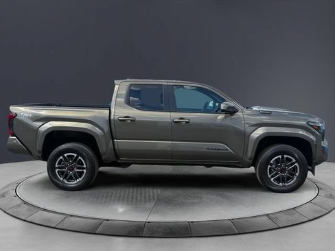 Used 2025 Toyota Tacoma TRD Sport w/ TRD Sport Upgrade Package AWD/4WD image 6