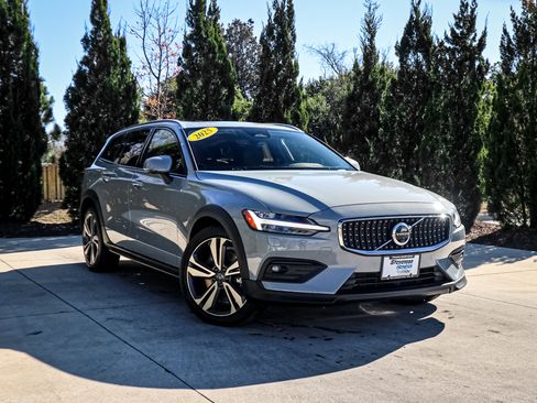 Used 2025 Volvo V60 B5 Cross Country Plus image 2