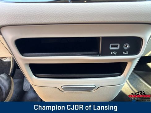 Used 2017 Chrysler Pacifica Touring-L w/ Tire & Wheel Group FWD image 29