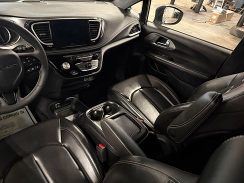 Used 2023 Chrysler Pacifica Touring-L w/ S Appearance Package FWD image 30