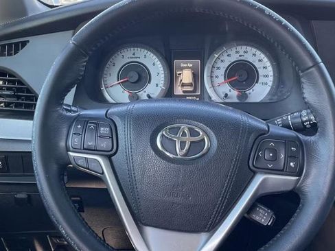 Used 2015 Toyota Sienna SE image 7