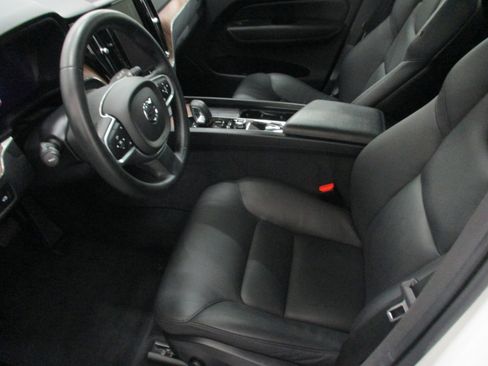 Used 2022 Volvo XC60 B5 Momentum image 11