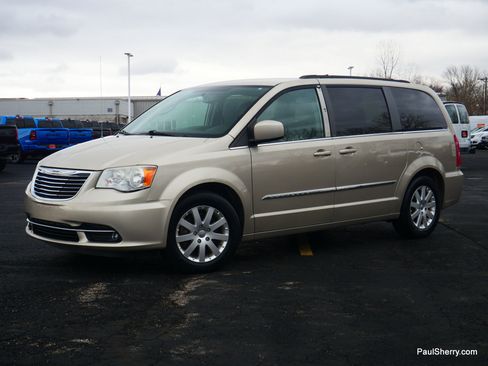 Used 2014 Chrysler Town & Country Touring image 9