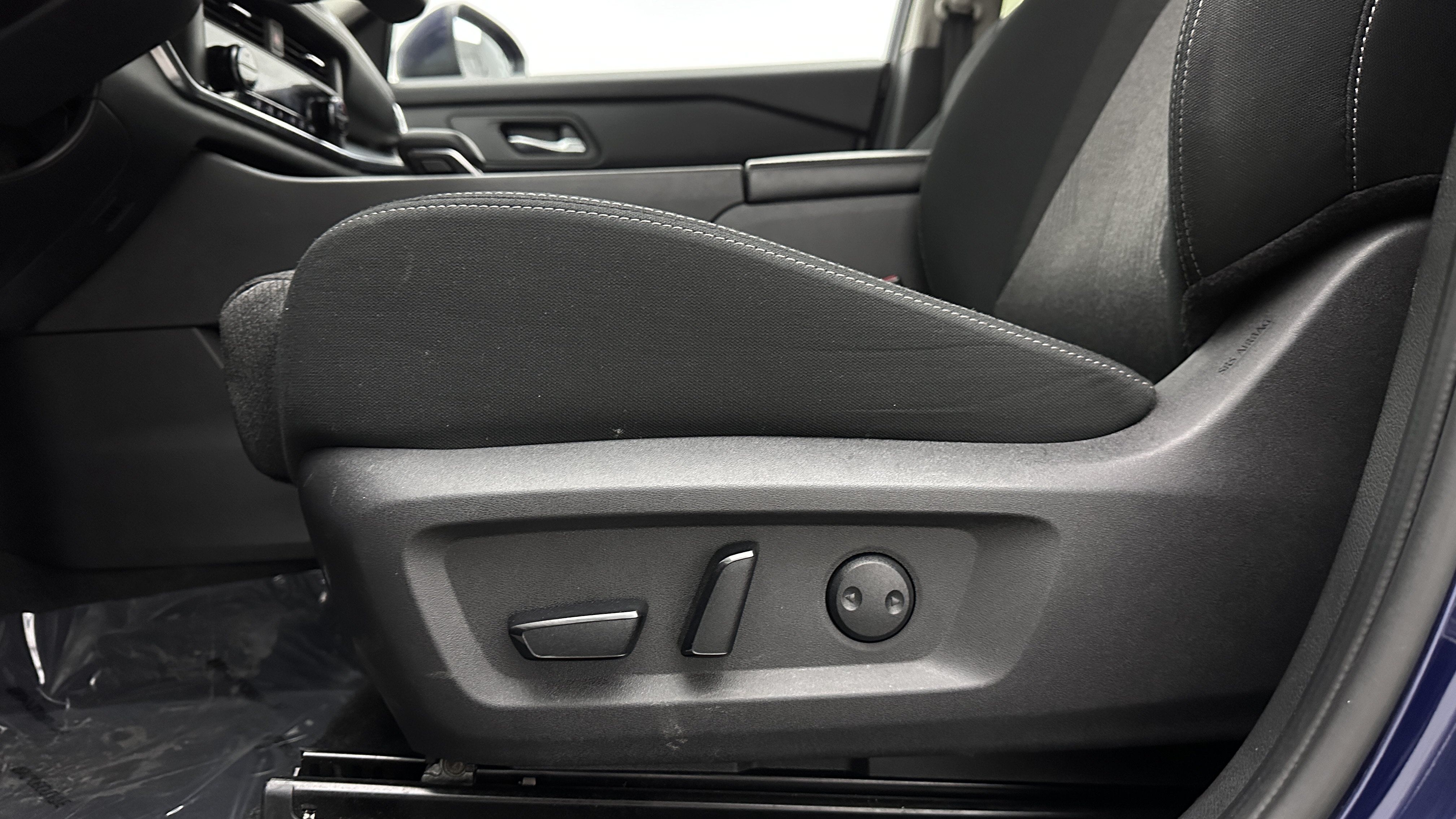 Used 2025 Nissan Rogue SV AWD/4WD image 12