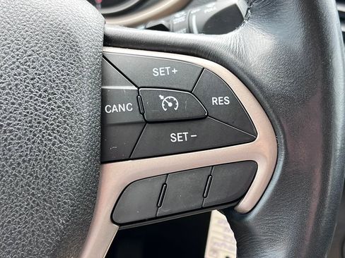 Used 2016 Jeep Cherokee Latitude AWD/4WD image 17