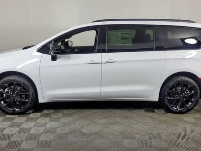 New 2026 Chrysler Pacifica Limited w/ S Appearance Package