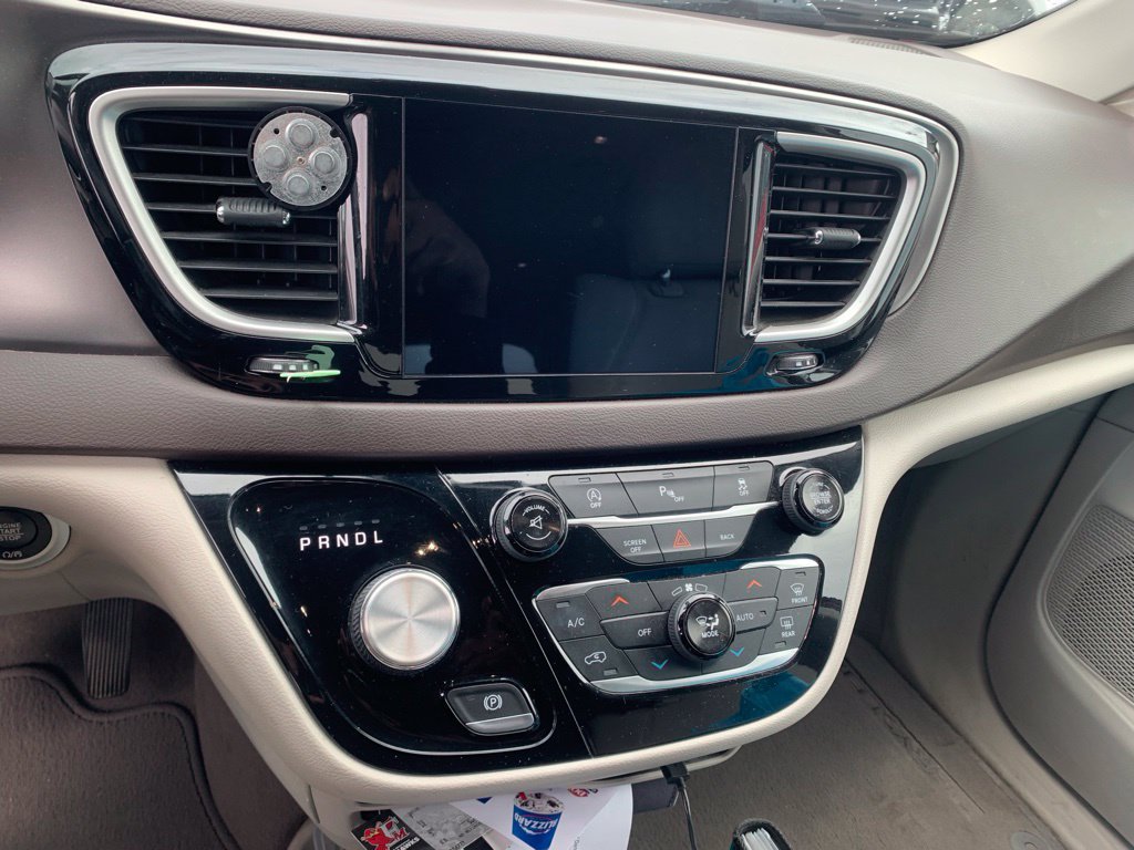 Used 2017 Chrysler Pacifica Touring-L FWD image 13