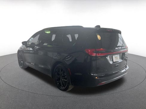 Used 2025 Chrysler Pacifica Limited image 11