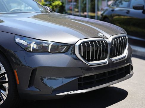 New 2027 BMW 530i w/ Premium Package RWD image 2