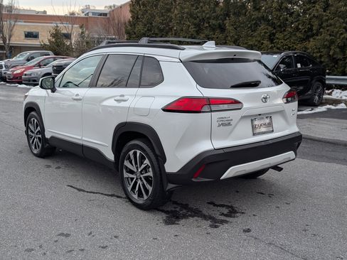 Used 2023 Toyota Corolla Cross XLE w/ Convenience Package image 5